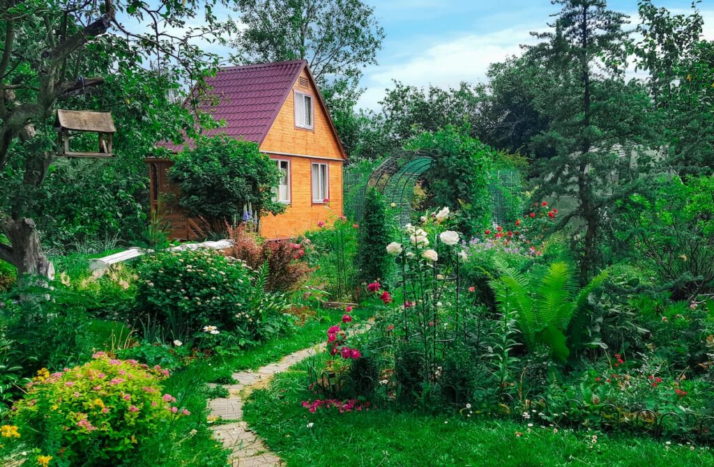 Дерев'яний літній будиночок в оточенні зеленого саду.